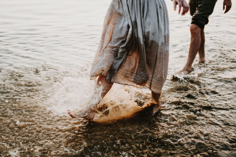 Wiosenna sesja ślubna w górach: Jak przygotować się na wiosenne błoto i śnieg? (Przewodnik 2026) 7 Sesja ślubna w górach
